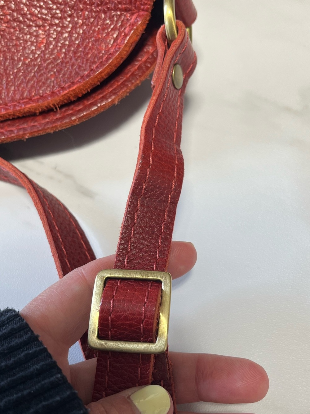 Portland Leather Large Koala Sling Crossbody Shoulder Bag in Chili Red - Picture 8 of 11